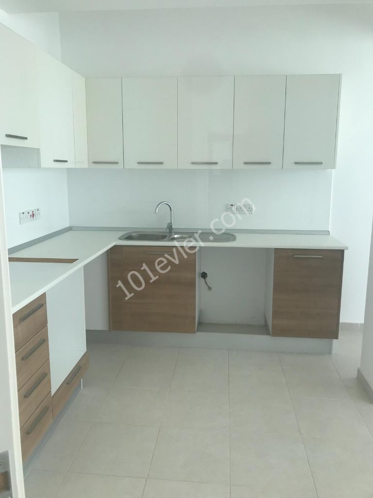 Girne Merkez"de modern yapılı bahçeli lüx 2+1 apartman dairesi 