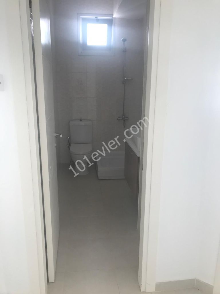 Girne Merkez"de modern yapılı bahçeli lüx 2+1 apartman dairesi 