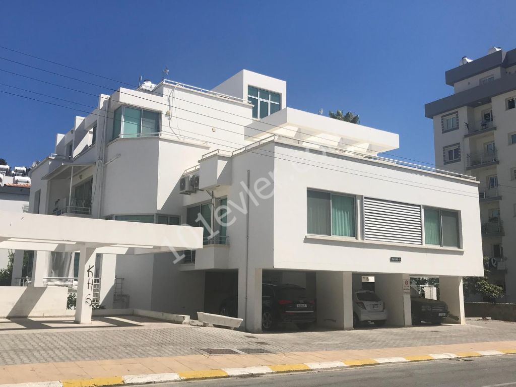 Girne Merkez"de modern yapılı bahçeli lüx 2+1 apartman dairesi 