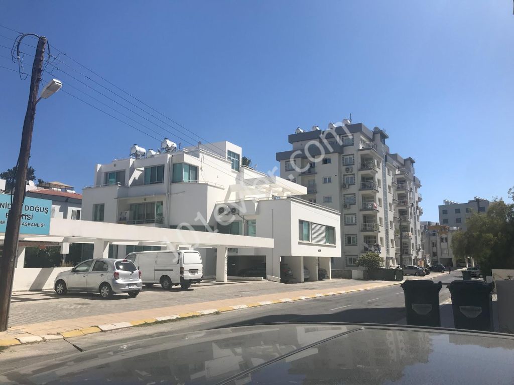 Girne Merkez"de modern yapılı bahçeli lüx 2+1 apartman dairesi 