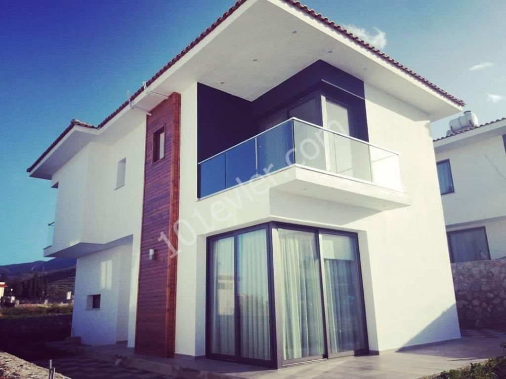 Girne Alsancak'ta  Dağ ve deniz manzaralı  satılık 3+1 lüx villa