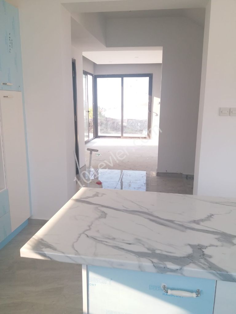 Girne Alsancak'ta  Dağ ve deniz manzaralı  satılık 3+1 lüx villa