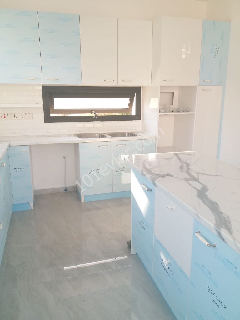 Girne Alsancak'ta  Dağ ve deniz manzaralı  satılık 3+1 lüx villa