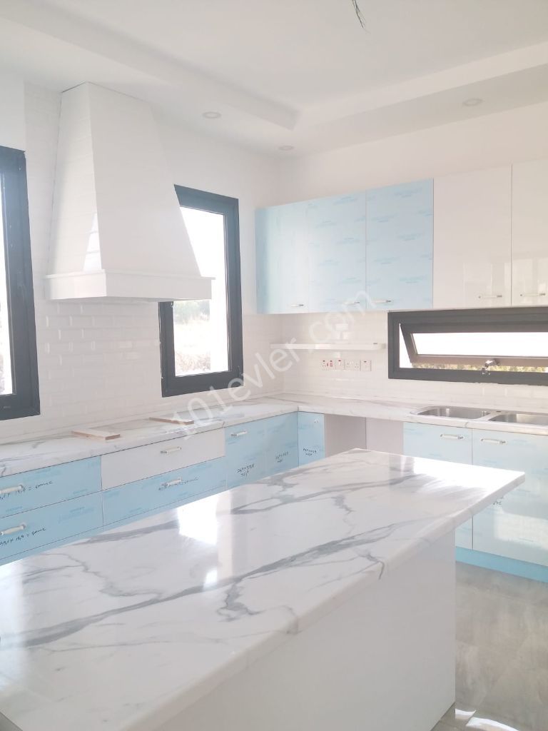 Girne Alsancak'ta  Dağ ve deniz manzaralı  satılık 3+1 lüx villa