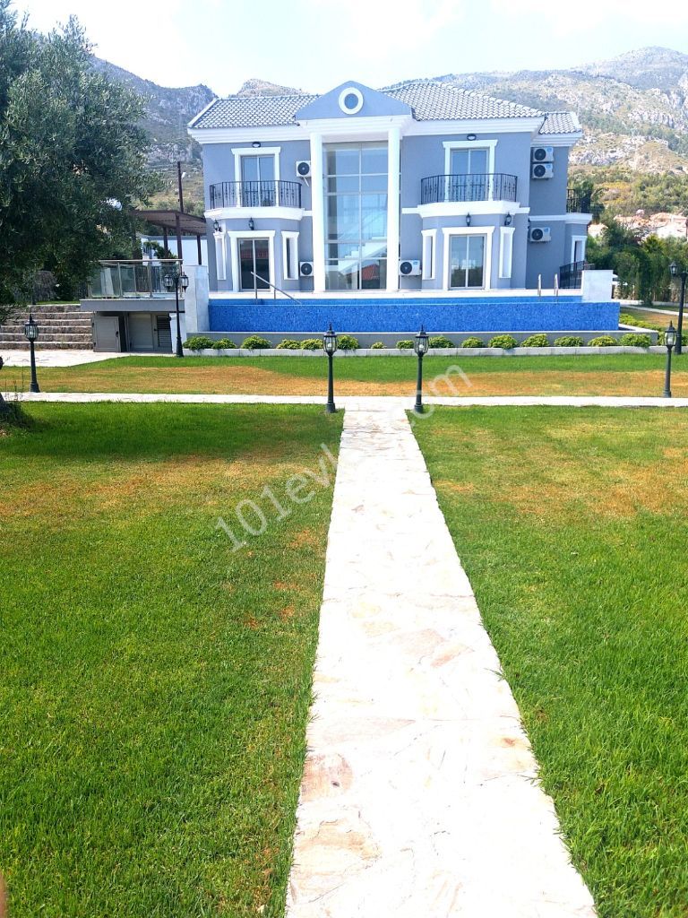 Girne Bellapais'te 3+2 lüx süper manzaralı havuzlu villa