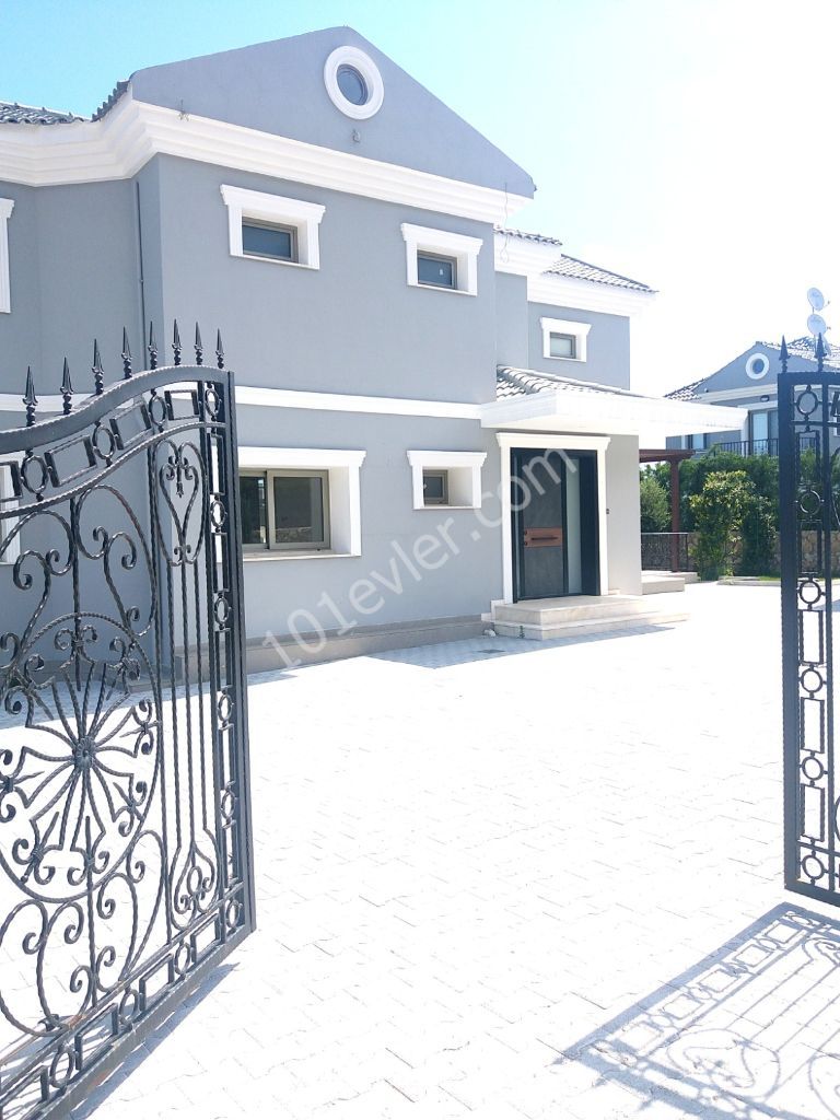 Girne Bellapais'te 3+2 lüx süper manzaralı havuzlu villa