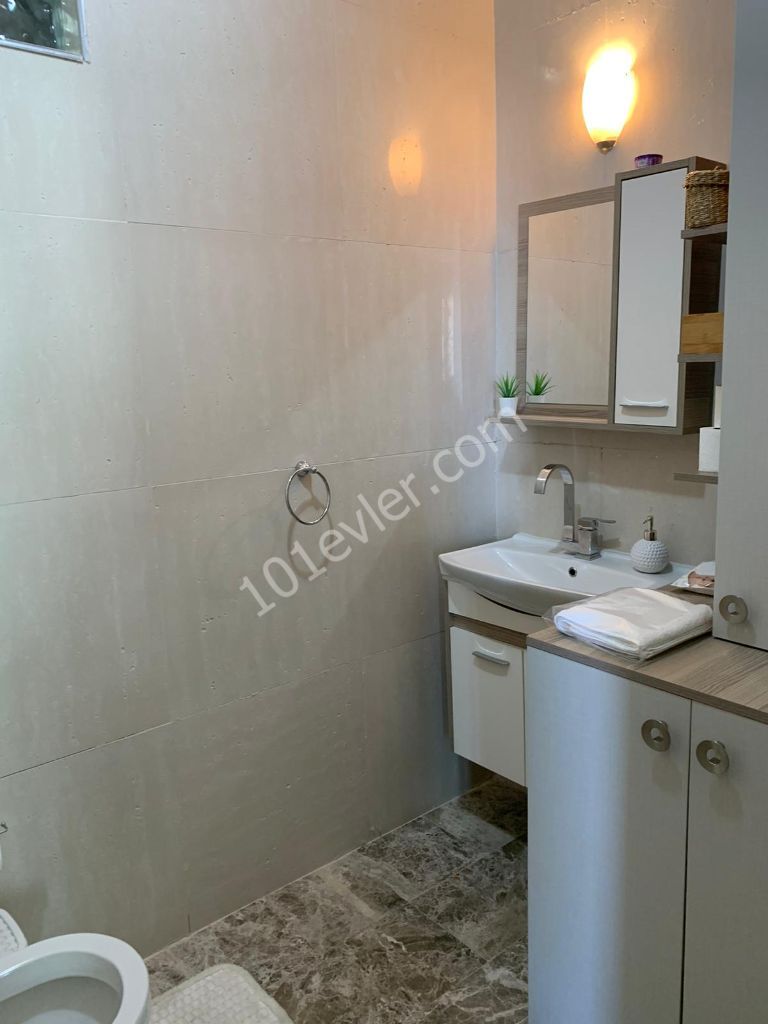 3+1 kiralık  lux  penthouse Girne Merkez'de.Deniz ve Şehir  Manzaralı 