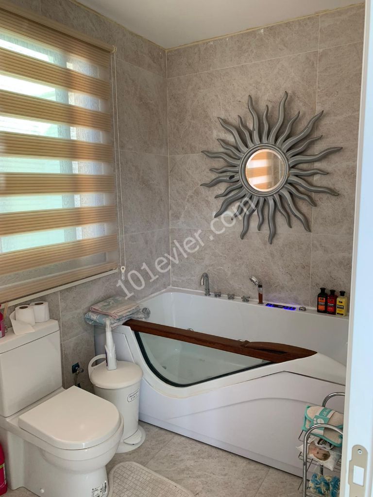 3+1 kiralık lux penthouse Girne Merkez'de.Deniz ,Şehir , ve Dağ Manzaralı