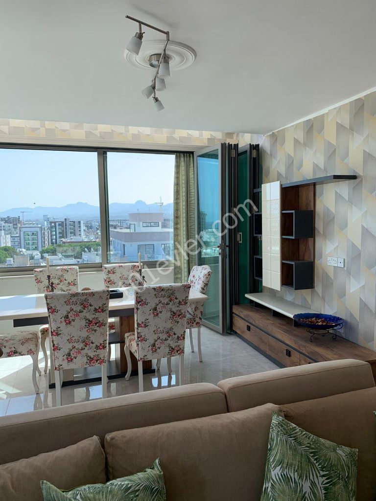 3+1 kiralık lux penthouse Girne Merkez'de.Deniz ,Şehir , ve Dağ Manzaralı