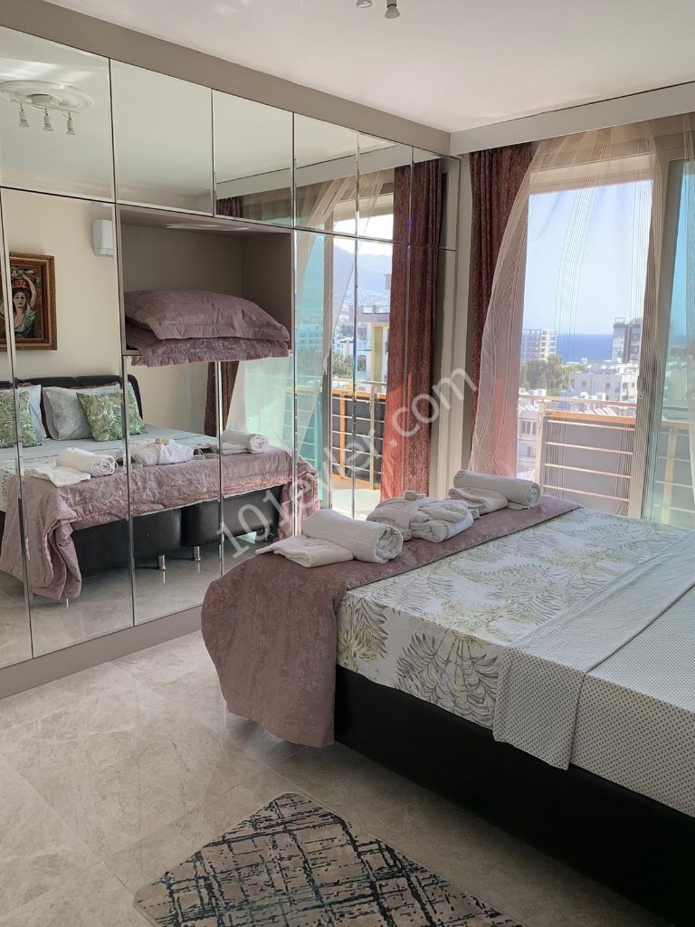 3+1 kiralık lux penthouse Girne Merkez'de.Deniz ,Şehir , ve Dağ Manzaralı