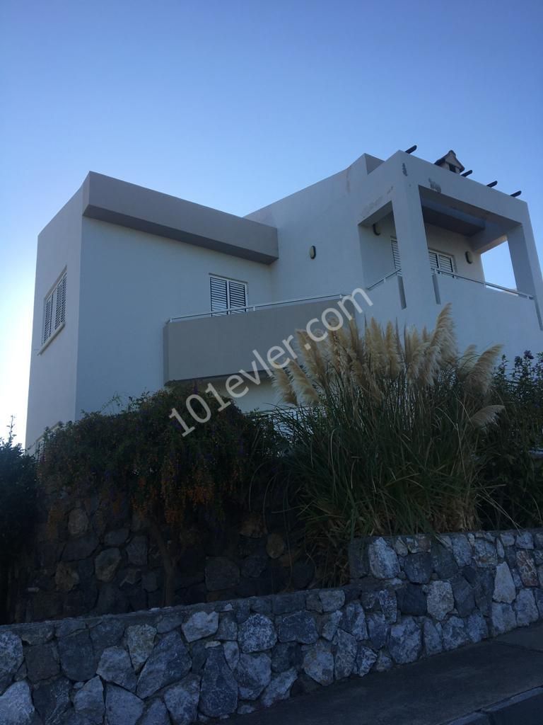 3+1 villa for sale in Çatalköy/Kyrenia