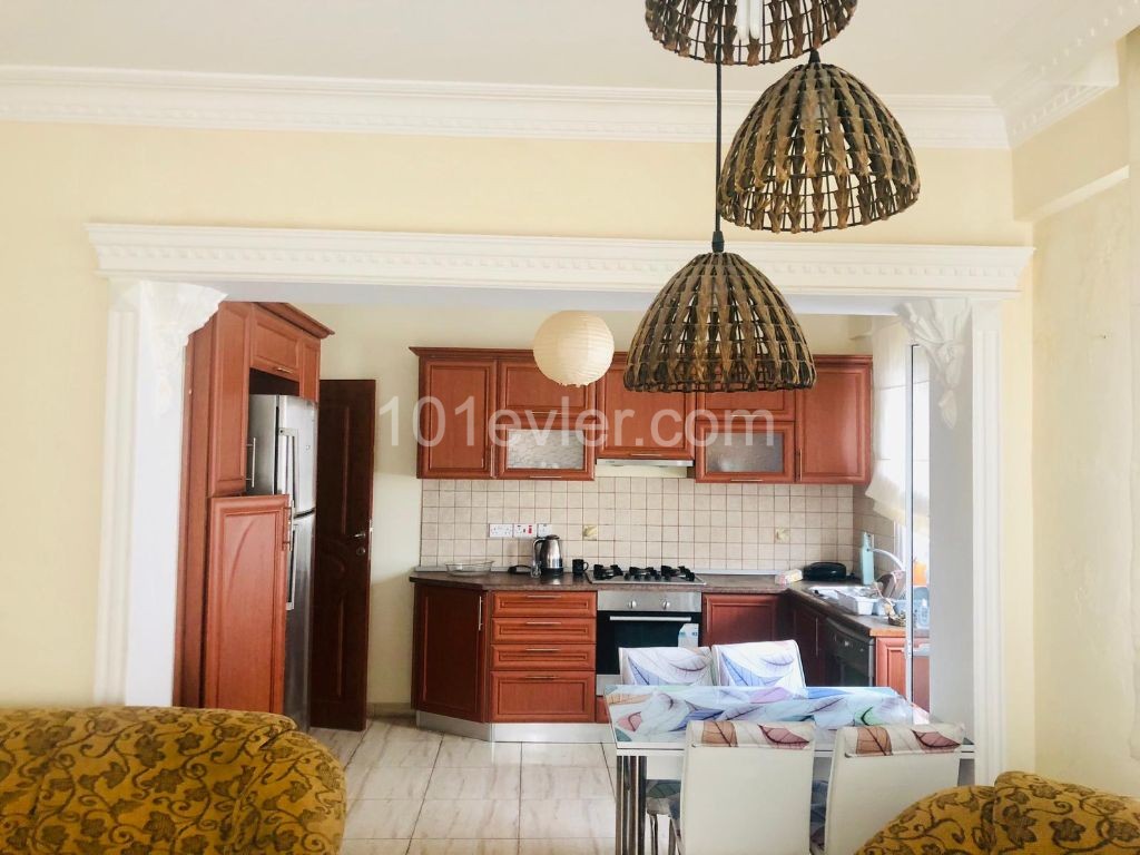 Girne Merkez Jasmine Court bölgesinde güzel deniz manzaralı 3 + 1 kiralık daire.  Akdeniz'e sadece 50m