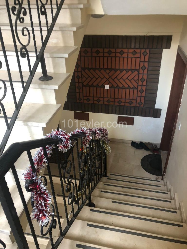 Girne Merkez Jasmine Court bölgesinde güzel deniz manzaralı 3 + 1 kiralık daire.  Akdeniz'e sadece 50m