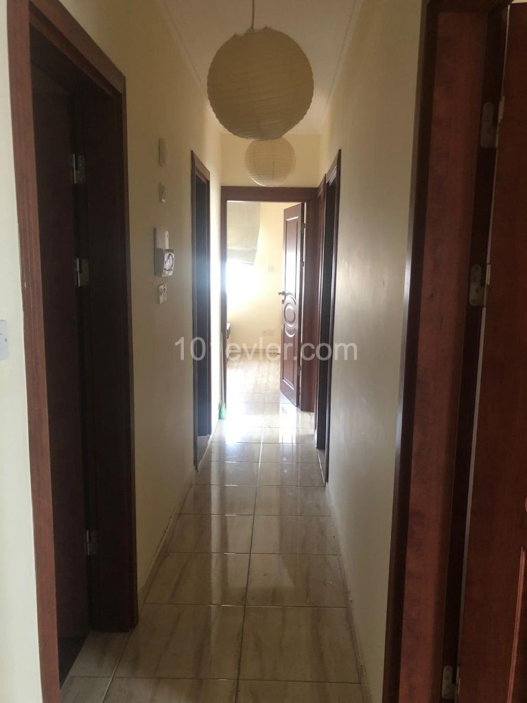 Girne Merkez Jasmine Court bölgesinde güzel deniz manzaralı 3 + 1 kiralık daire.  Akdeniz'e sadece 50m