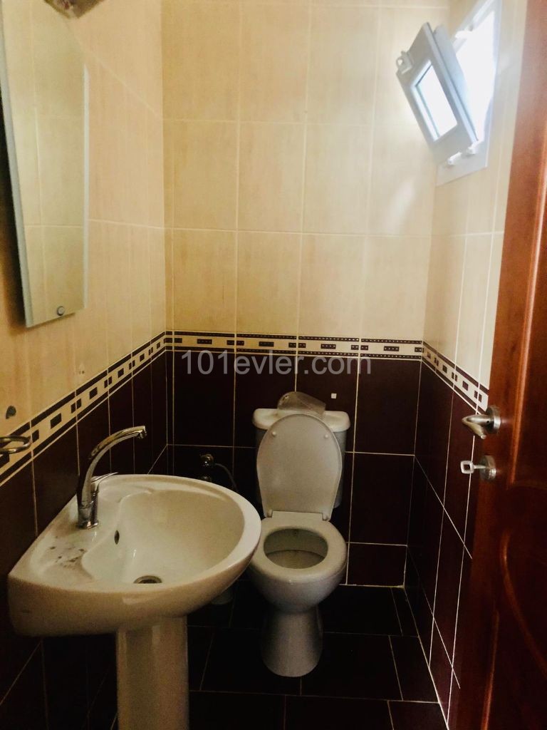 Girne Merkez Jasmine Court bölgesinde güzel deniz manzaralı 3 + 1 kiralık daire.  Akdeniz'e sadece 50m