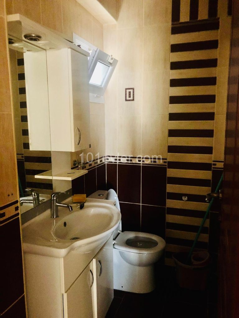 Girne Merkez Jasmine Court bölgesinde güzel deniz manzaralı 3 + 1 kiralık daire.  Akdeniz'e sadece 50m