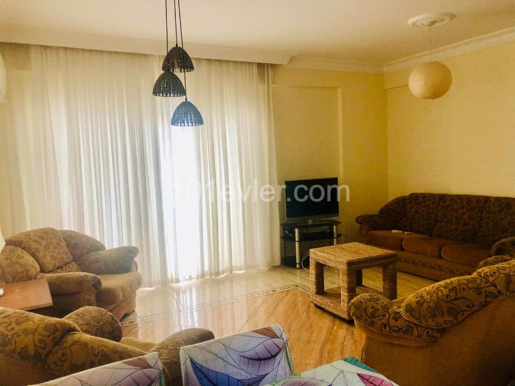 Girne Merkez Jasmine Court bölgesinde güzel deniz manzaralı 3 + 1 kiralık daire.  Akdeniz'e sadece 50m