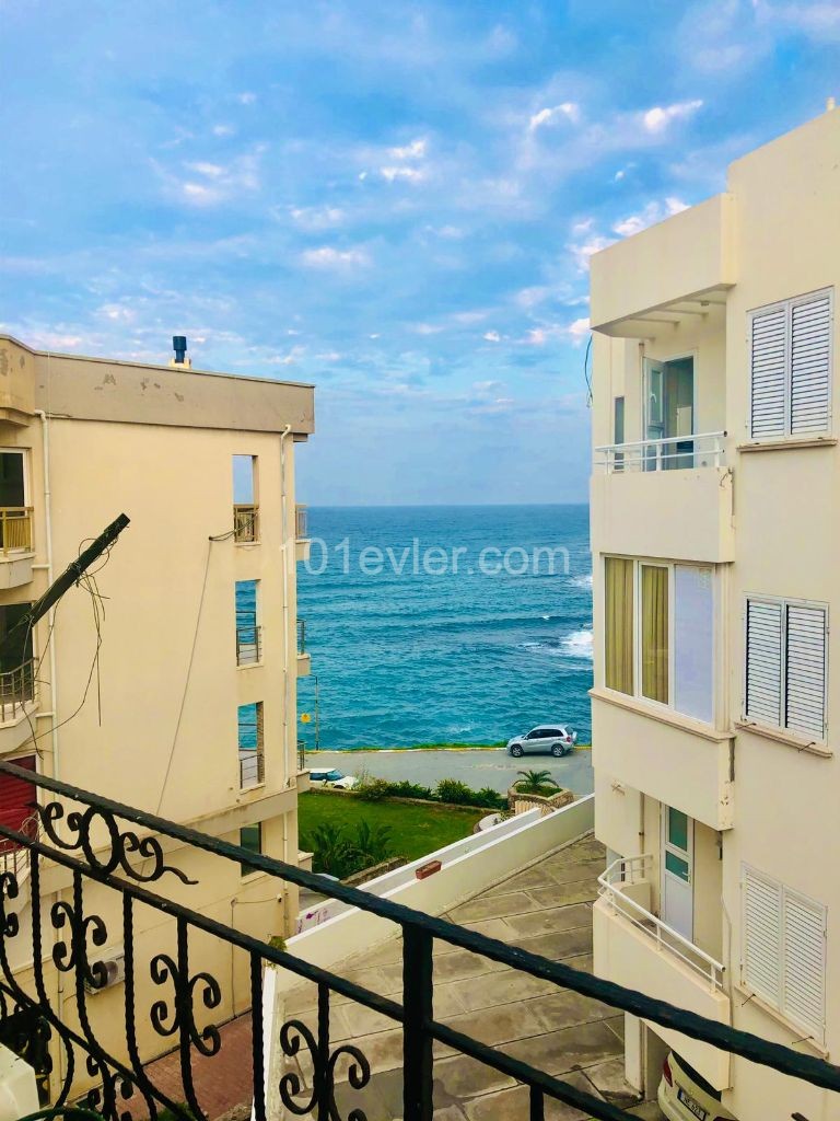 Girne Merkez Jasmine Court bölgesinde güzel deniz manzaralı 3 + 1 kiralık daire.  Akdeniz'e sadece 50m