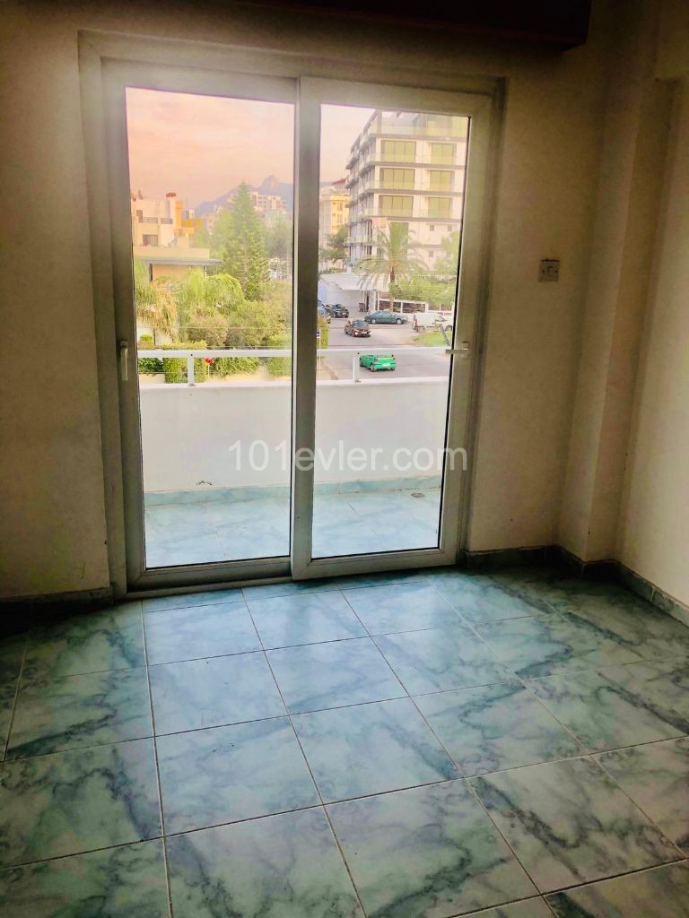 Yukarı Girne'de eşyasiz  3 + 1 kiralık daire