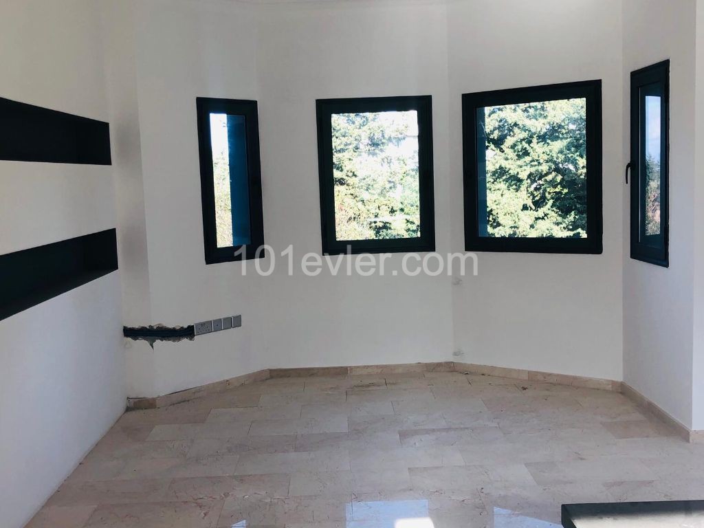 Girne, Alsancak'ta satılık 4+1 Villa, geniş bahçeli, muhteşem manzaralı