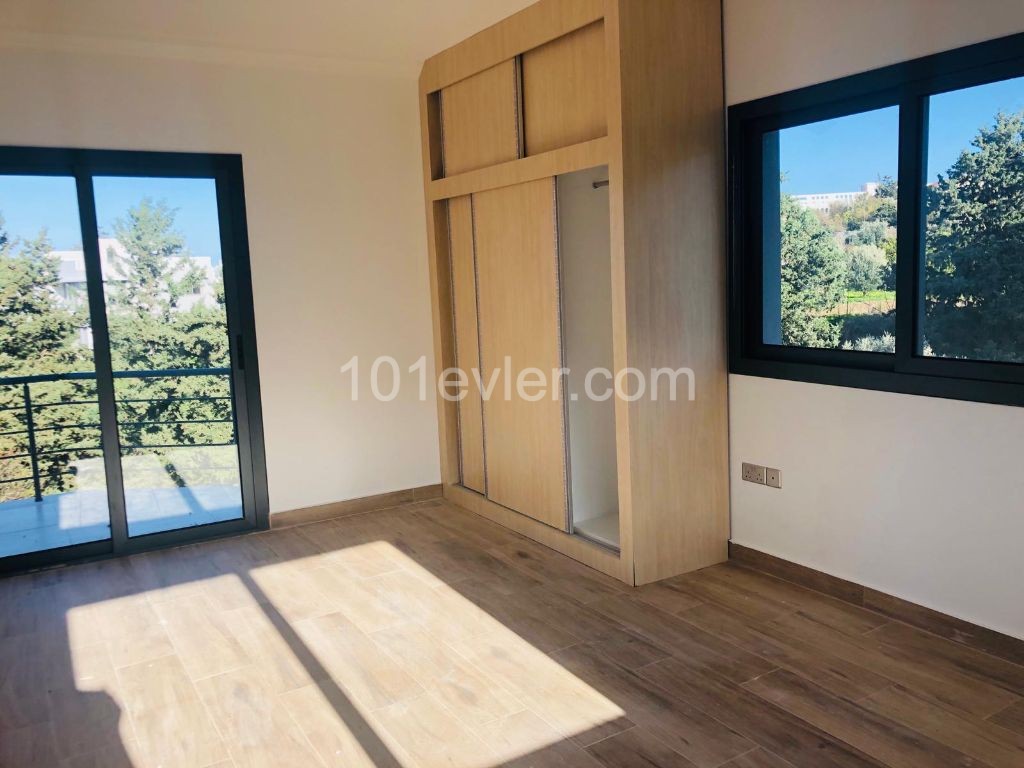 Girne, Alsancak'ta satılık 4+1 Villa, geniş bahçeli, muhteşem manzaralı