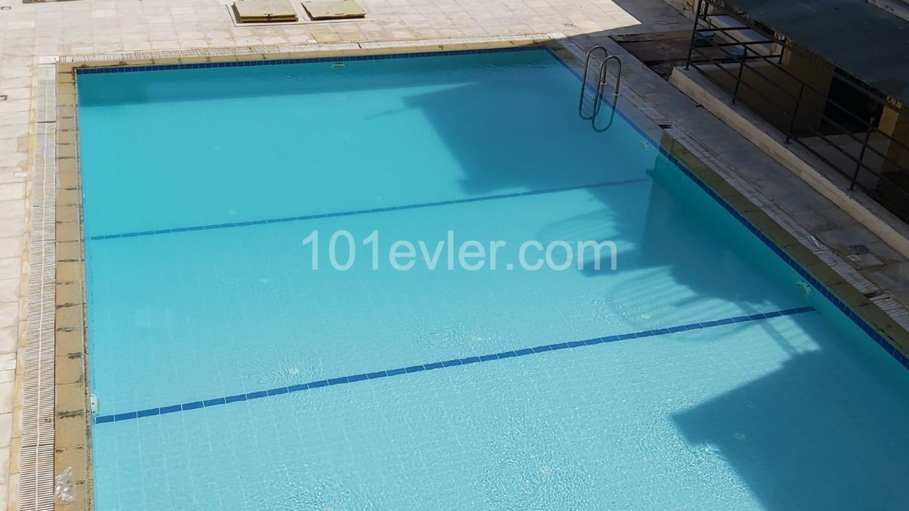 Girne, Doanköy'de satılık 2+1 penthouse , yüzme havuzlu site içinde  