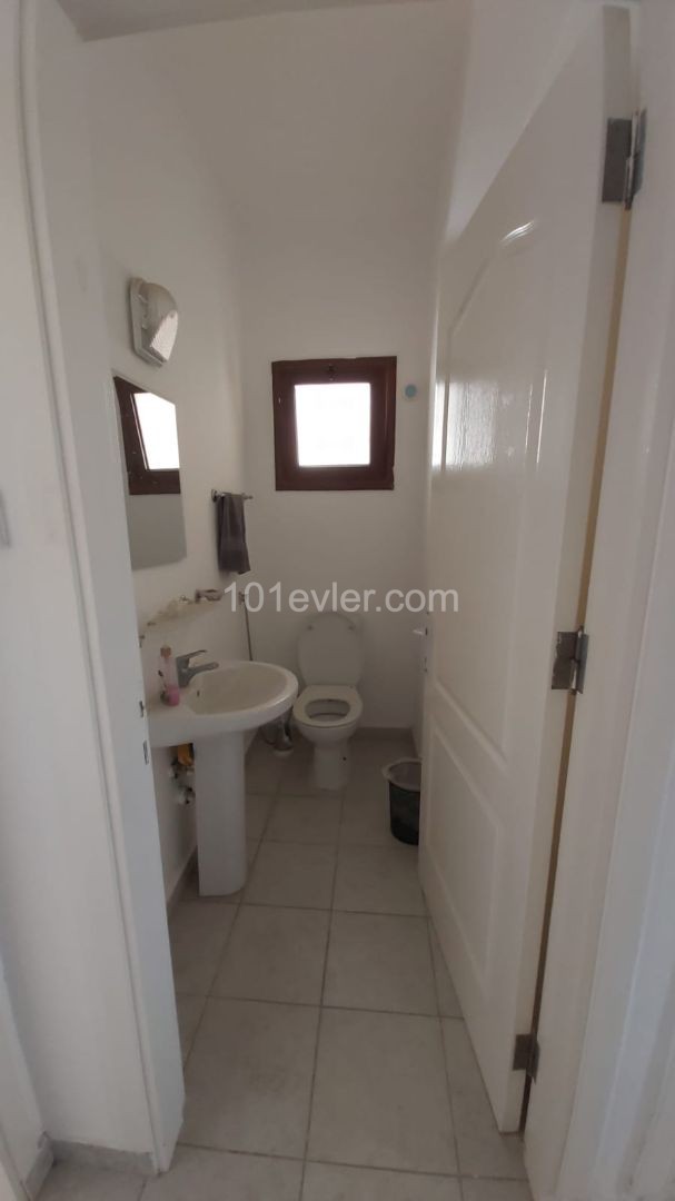 Girne, Doanköy'de satılık 2+1 penthouse , yüzme havuzlu site içinde  