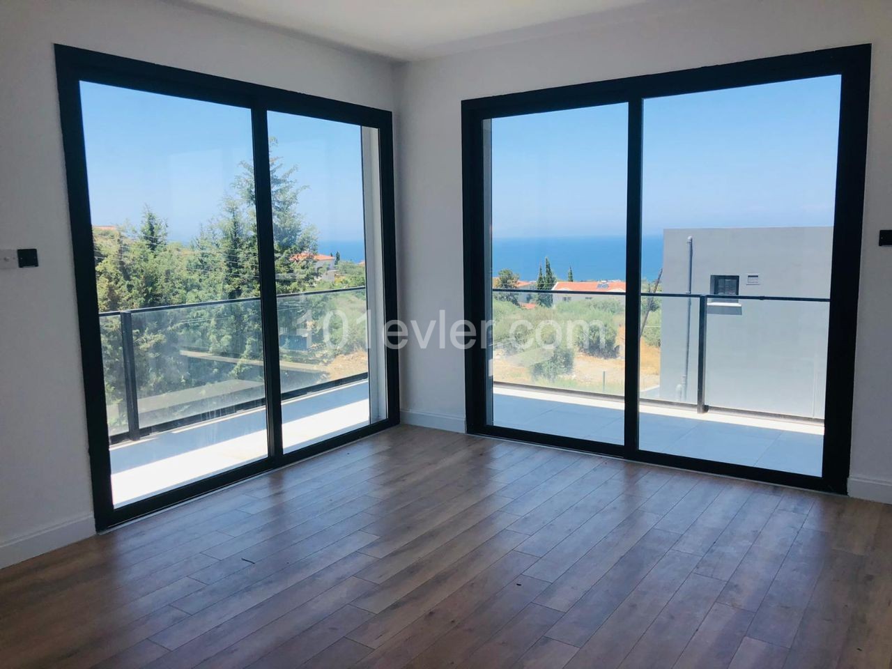 Girne Alsancak'ta satılık 4+1 sıfır villa  özel bahçeli ve yüzme havuzlu 