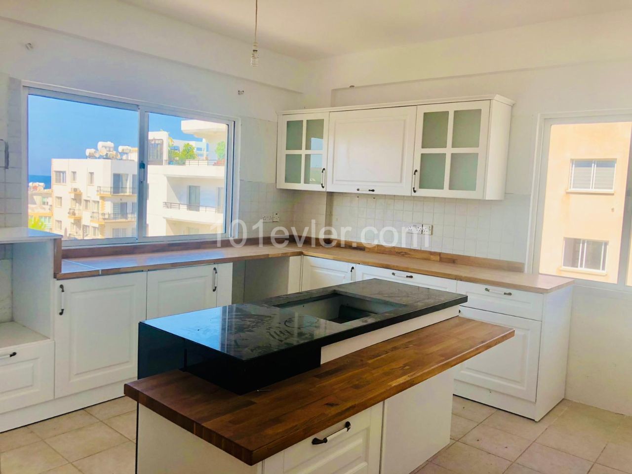 3+1 apartment for sale in Girne, Kaşgar hotel area, only 200 m to the sea. 