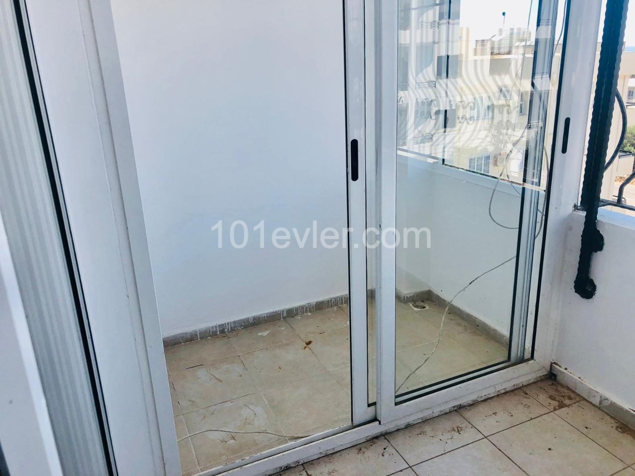 3+1 apartment for sale in Girne, Kaşgar hotel area, only 200 m to the sea. 