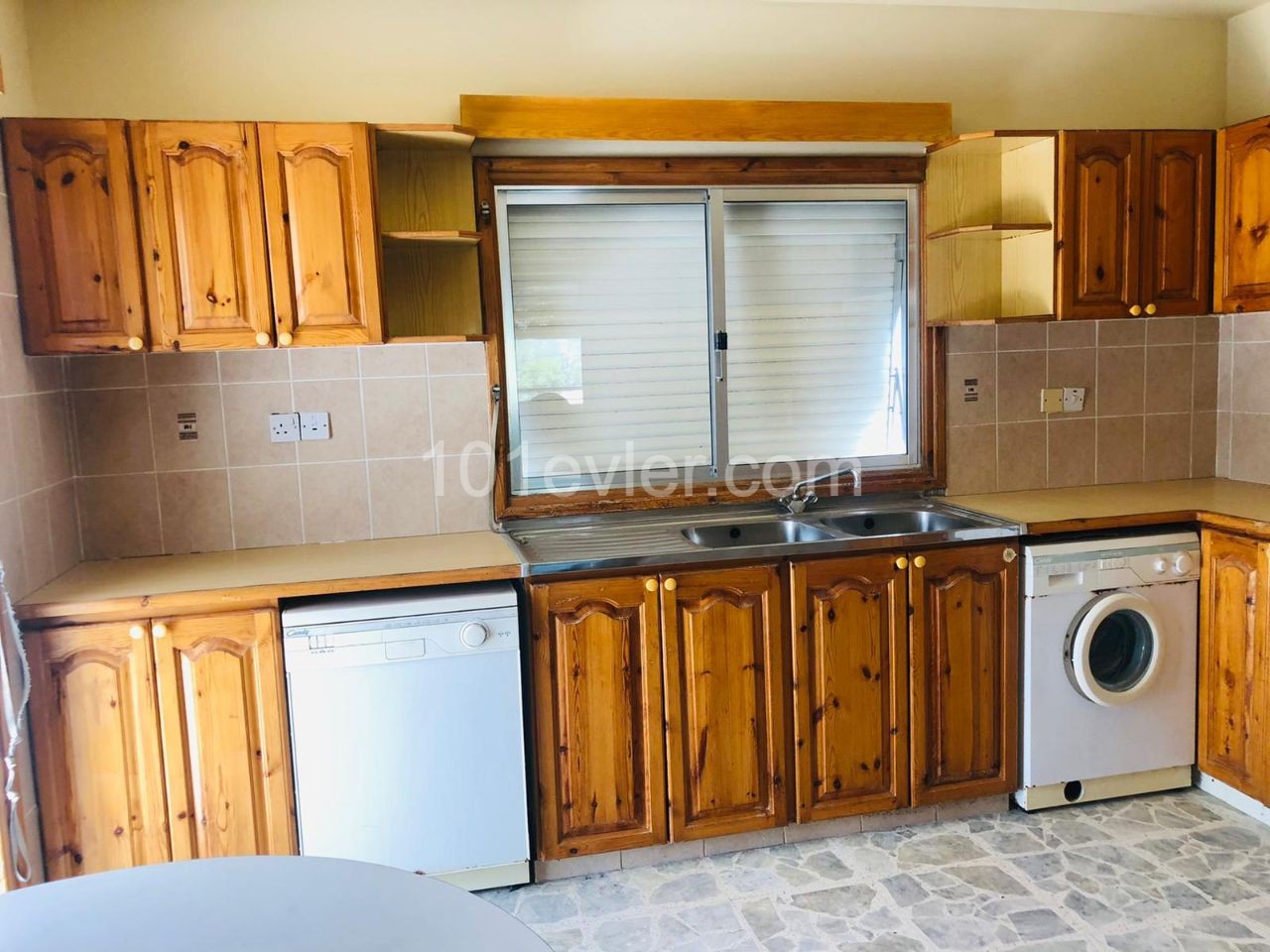 Geniş 3+1 satılık eşyalı daire Yukarı Girne’de.