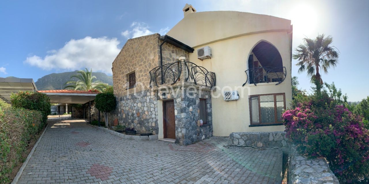 5+1 villa for rent in Edremit 