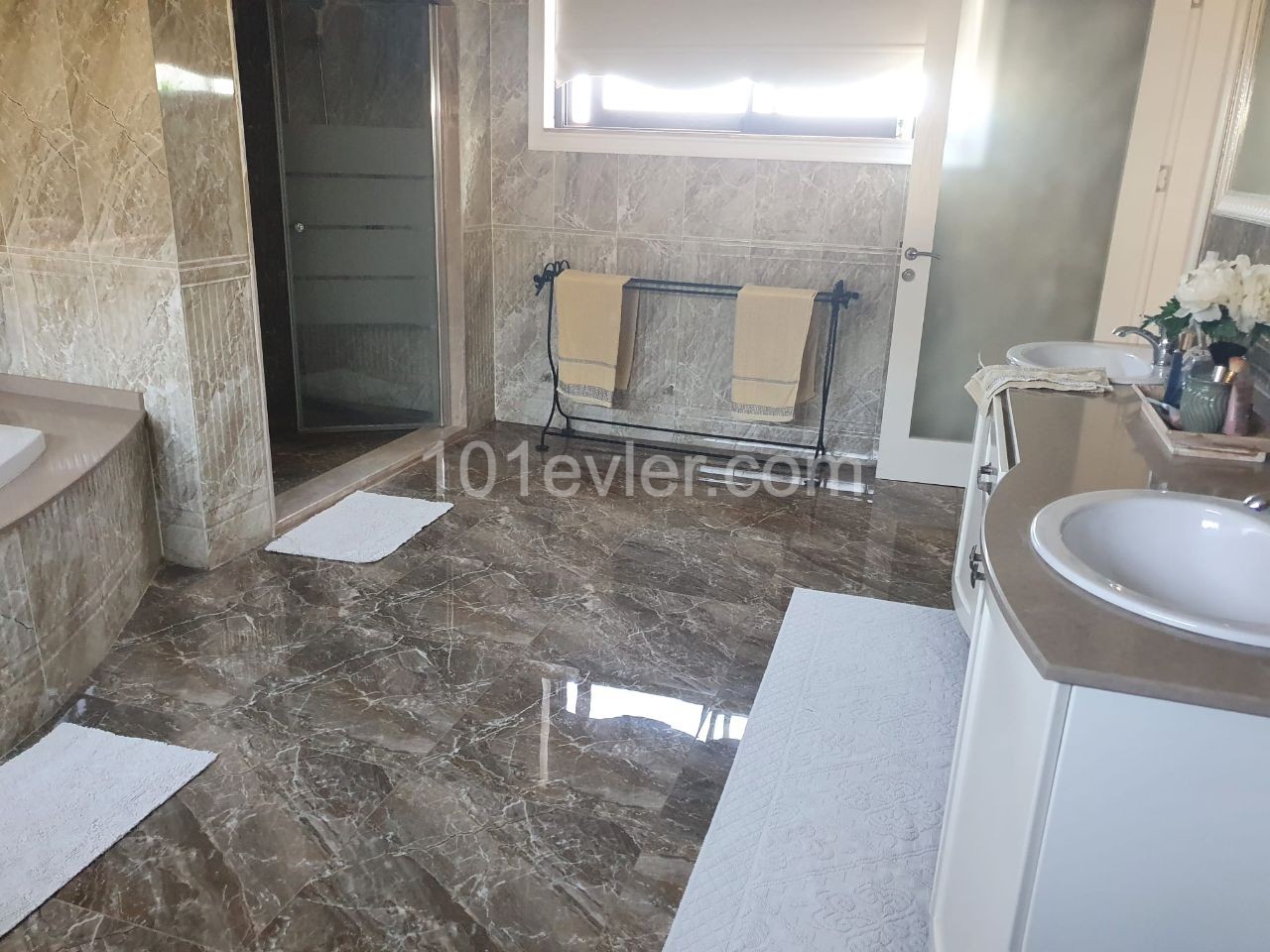 5+1 luxury villa for sale in Çatalköy