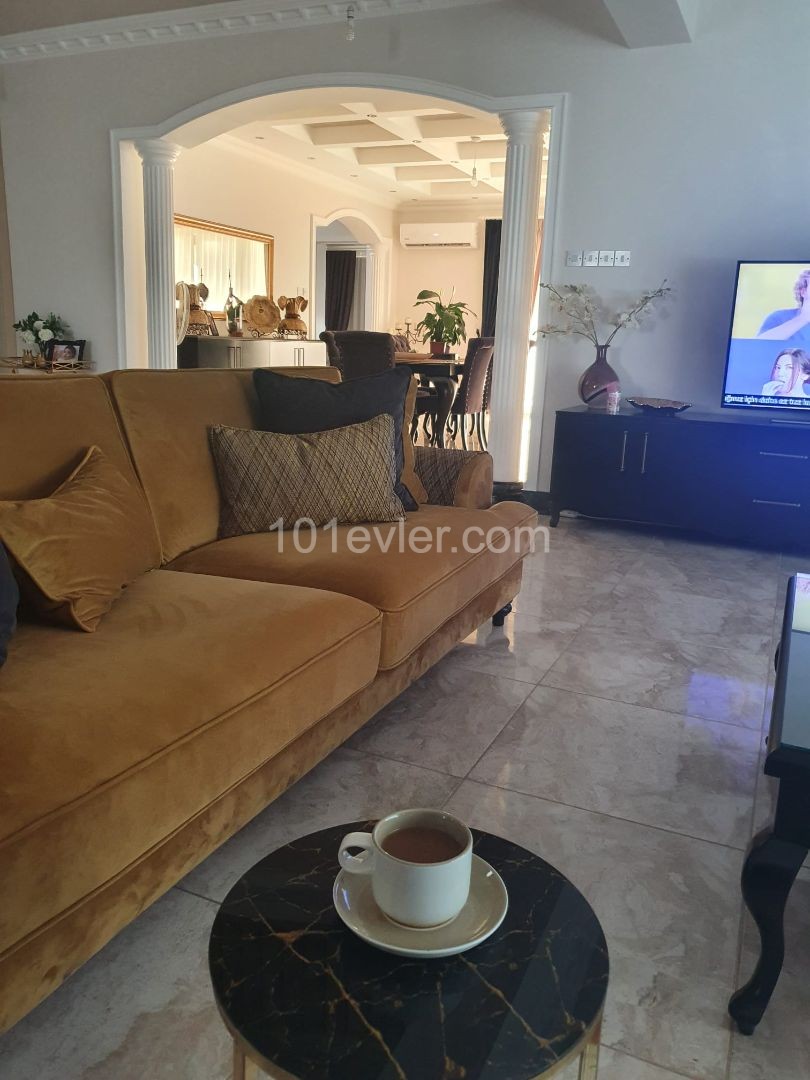 5+1 luxury villa for sale in Çatalköy