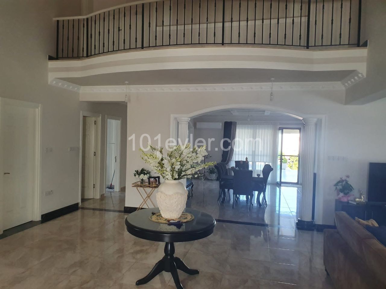 5+1 luxury villa for sale in Çatalköy