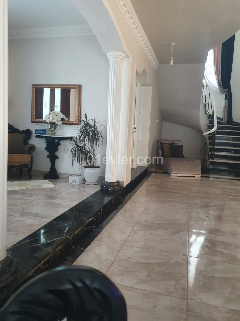 5+1 luxury villa for sale in Çatalköy