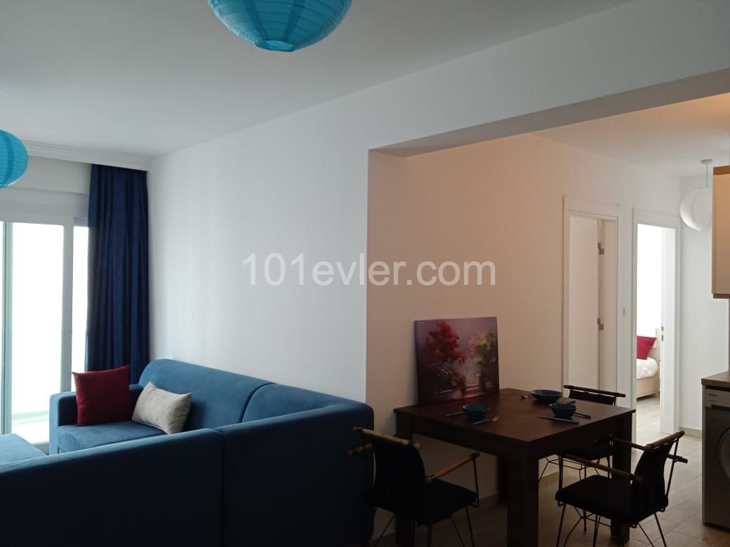 Сдается полностью меблированная квартира 2 + 1 в резиденции с бассейном, в центре Кирении. ** 