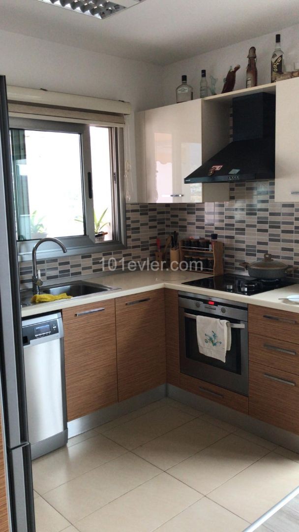 Girne Merkez'de kiralık 2+1 lüks penthouse , Muhteşem Dağ Manzaralı 