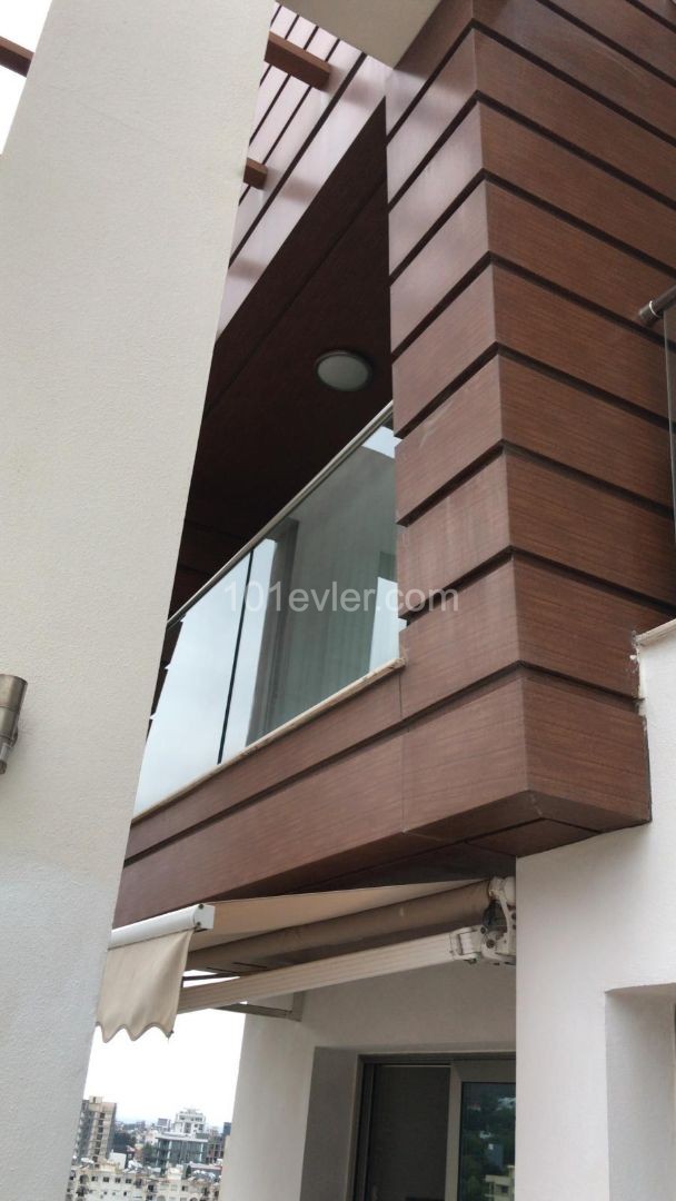 Girne Merkez'de kiralık 2+1 lüks penthouse , Muhteşem Dağ Manzaralı 