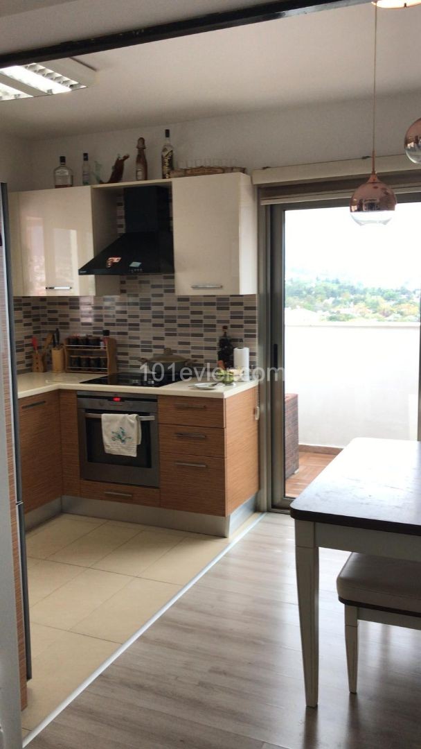 Girne Merkez'de kiralık 2+1 lüks penthouse , Muhteşem Dağ Manzaralı 