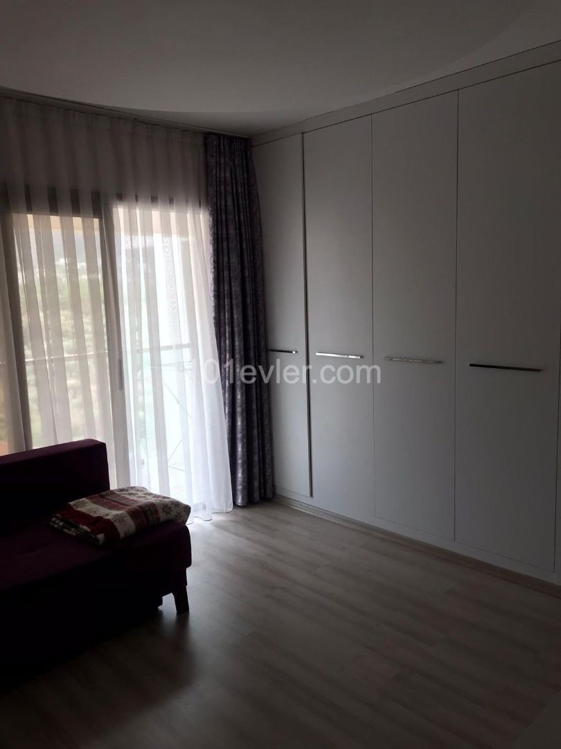 Girne Merkez'de kiralık 2+1 lüks penthouse , Muhteşem Dağ Manzaralı 