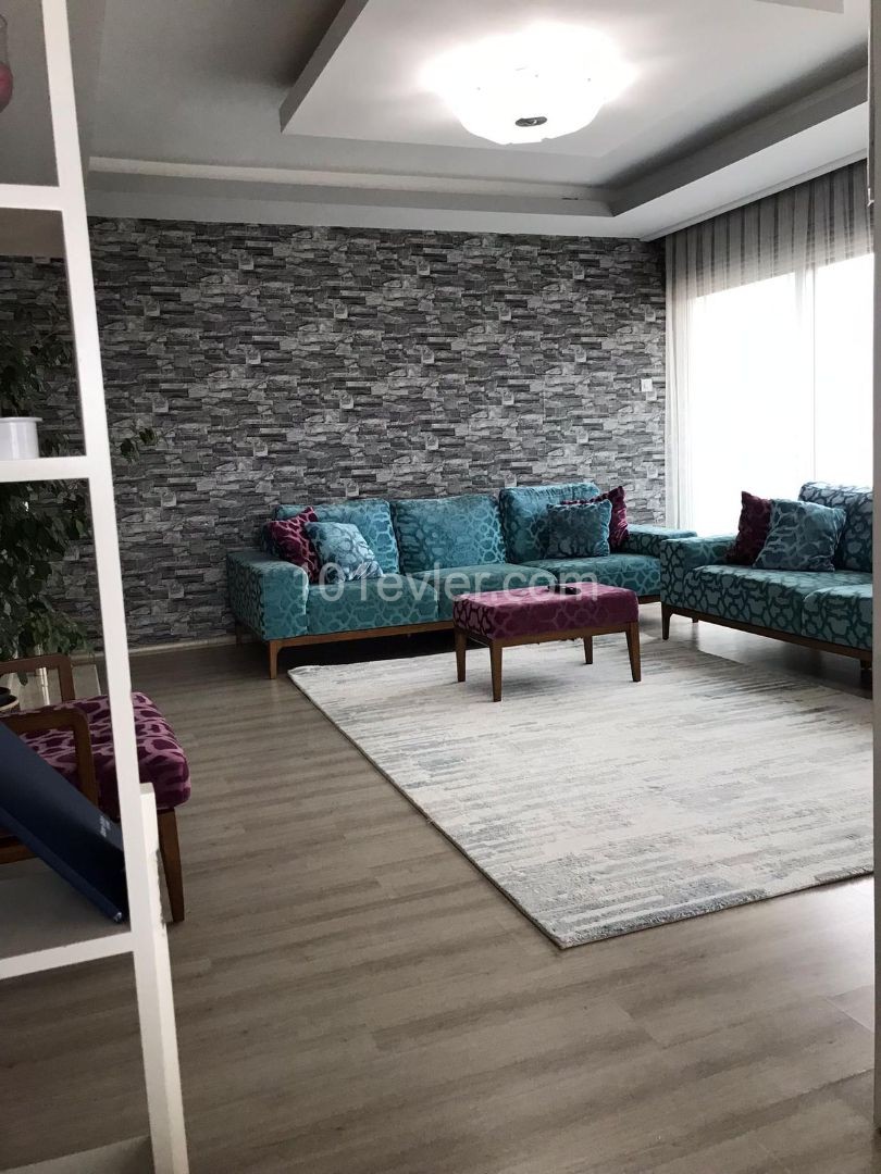 Girne Merkez'de kiralık 2+1 lüks penthouse , Muhteşem Dağ Manzaralı 