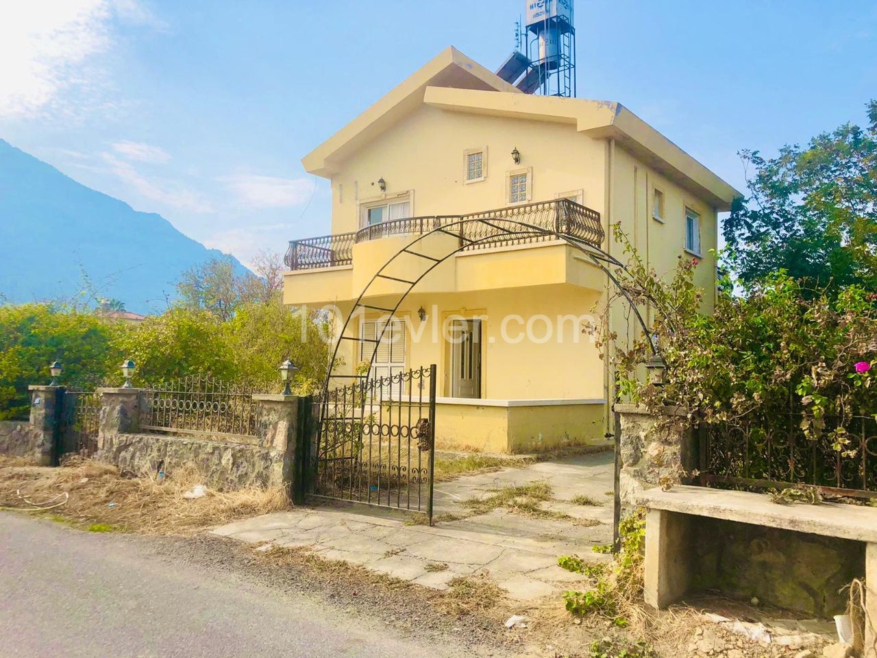 2 dönüm 2030 square feet land and 3+1 villa for sale in Lapta close to the sea and Lapta Coastal Walkway.