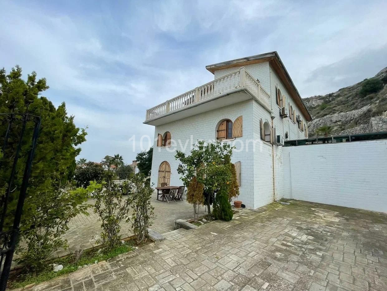 Alsancak'ta satılık muhteşem 5+2 villa 