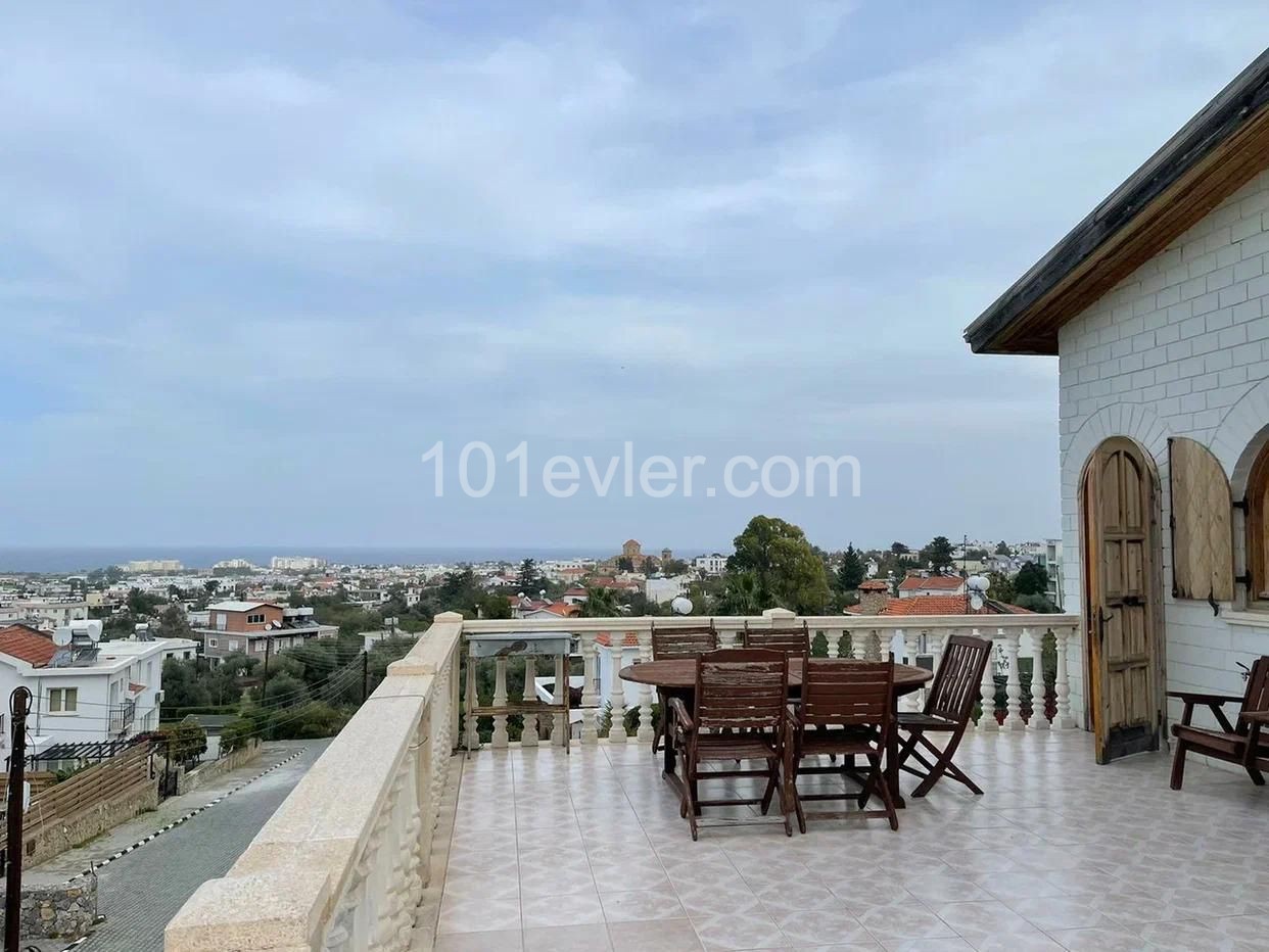 Alsancak'ta satılık muhteşem 5+2 villa 