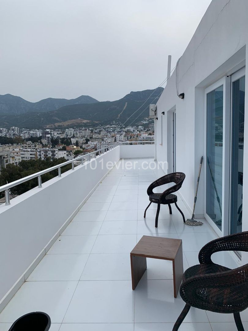 3+1 penthouse-Wohnung zum Verkauf im Zentrum von Kyrenia, ausgezeichnete Meer-und Bergblick ** 