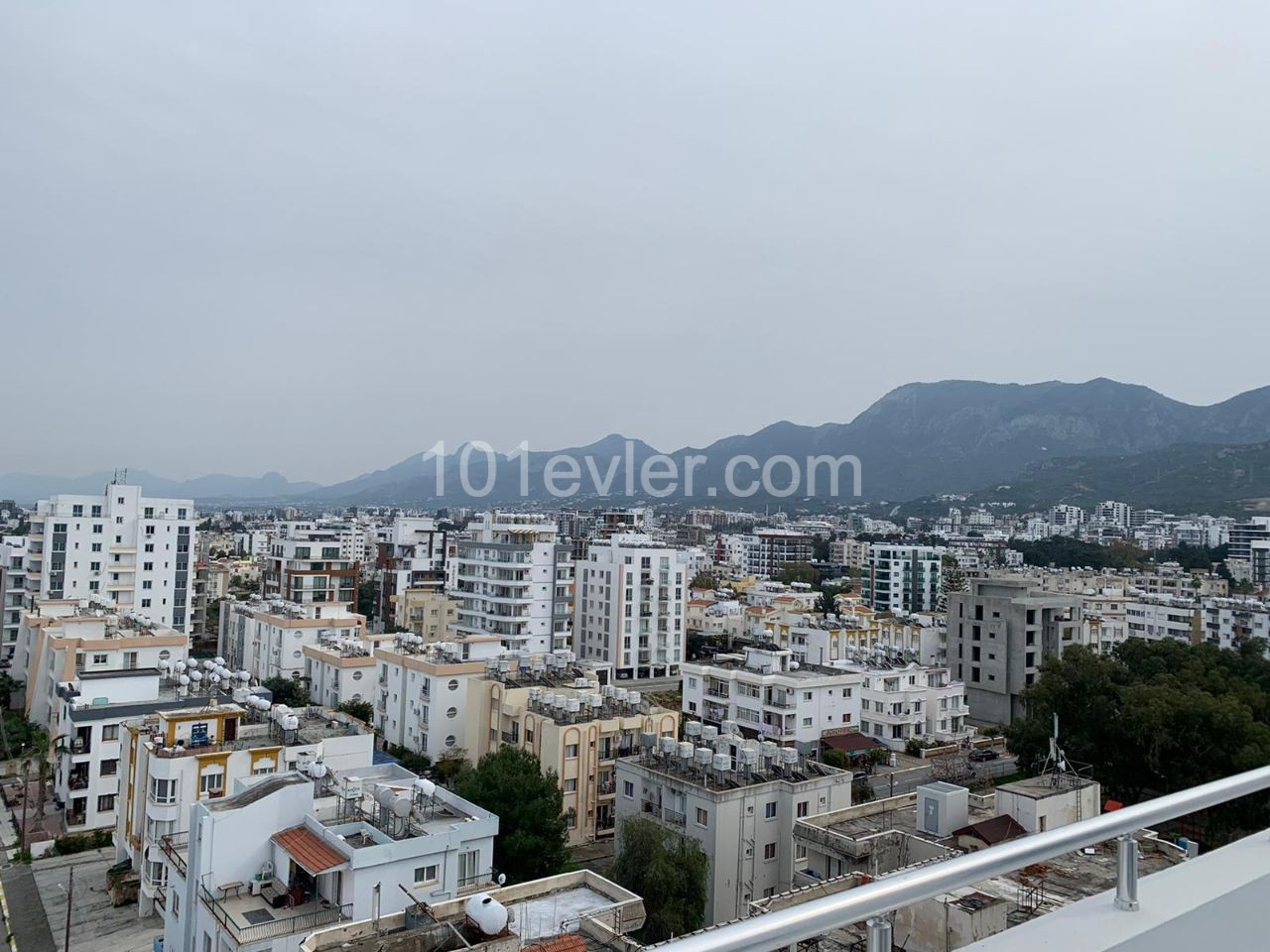 Girne Merkez'de satılık  3+1 penthouse daire, Mükemmel Deniz ve Dağ Manzaralı