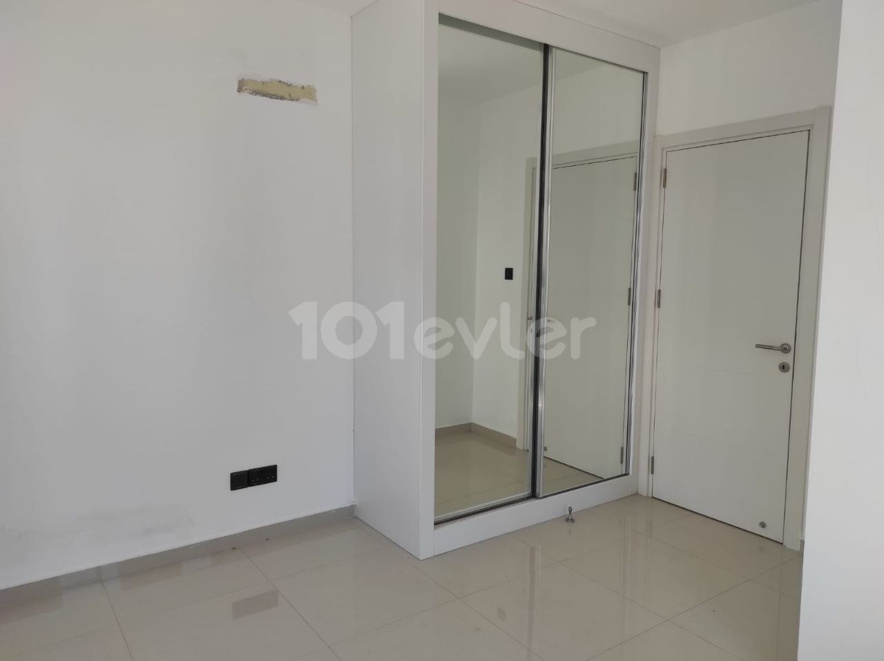 New magnificent 2+1 flat 85 m2 in Kyrenia Center.  The deed is ready!