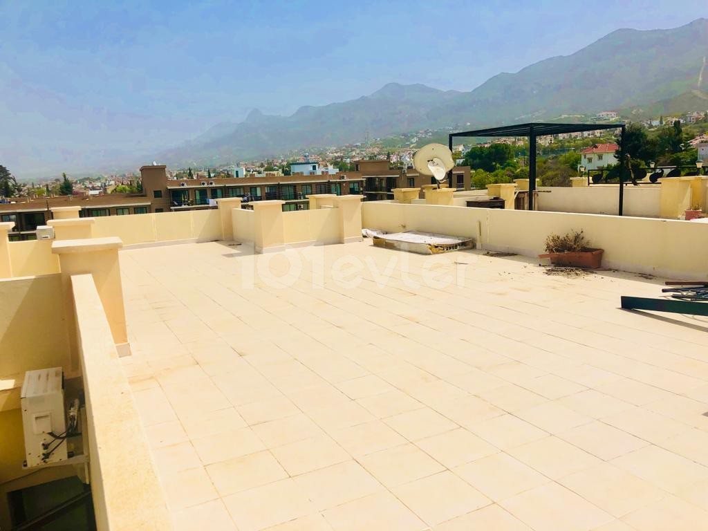 Komplett eingerichtetes 2 + 1 PENTHOUSE in DOGANKÖY, Kyrenia. HERRLICHE AUSSICHT AUF DIE BERGE, DIE STADT UND DAS MEER **  ** 