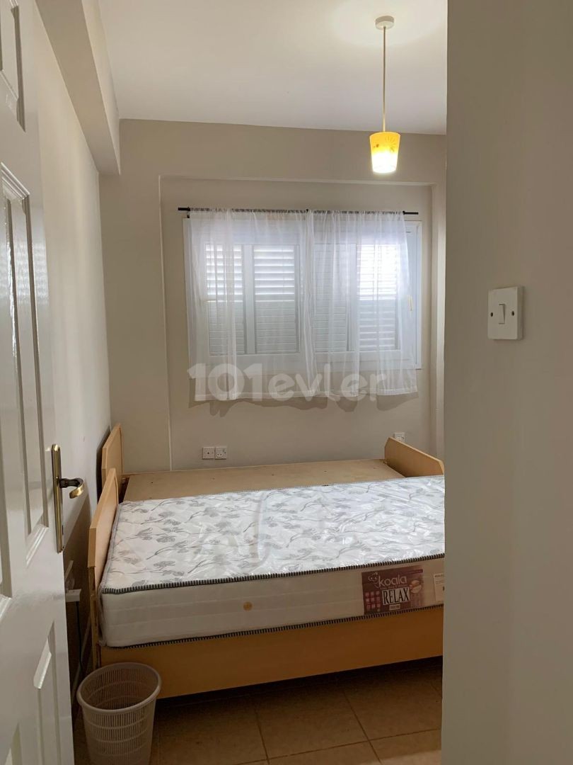 Geräumige, gepflegte 3 + 1 Wohnung zum Verkauf im Zentrum von Kyrenia, einfacher Zugang überall !!!!!!! ** 